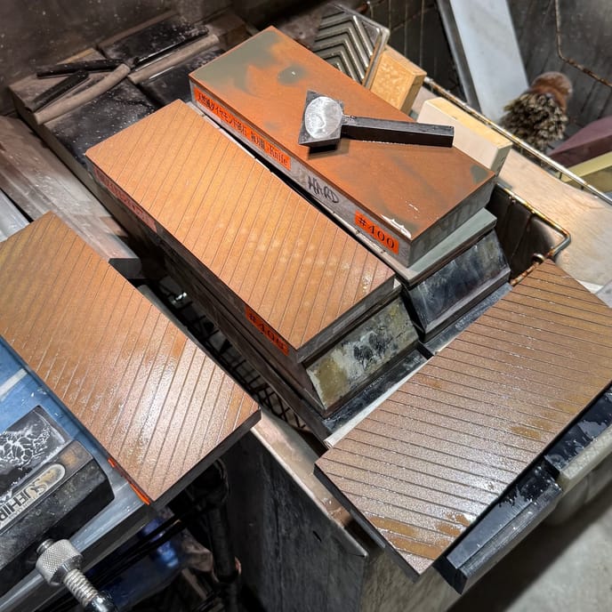 How to flatten sharpening stones using the three-plate method